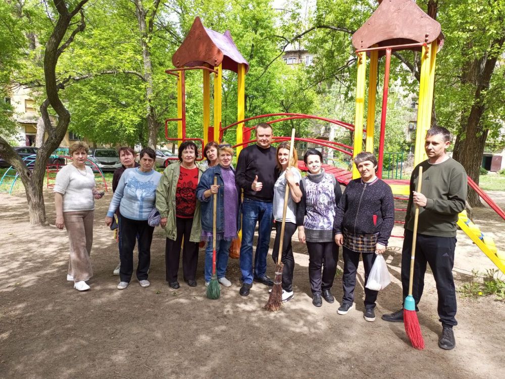 Василий Ткачук: Сегодня, 25 апреля, в рамках двухмесячника по благоустройству, сотрудники администрации Калининского района г. онецка провели "Чистый четверг" на придомовой территории жилого дома 76 по ул. раснофлотская