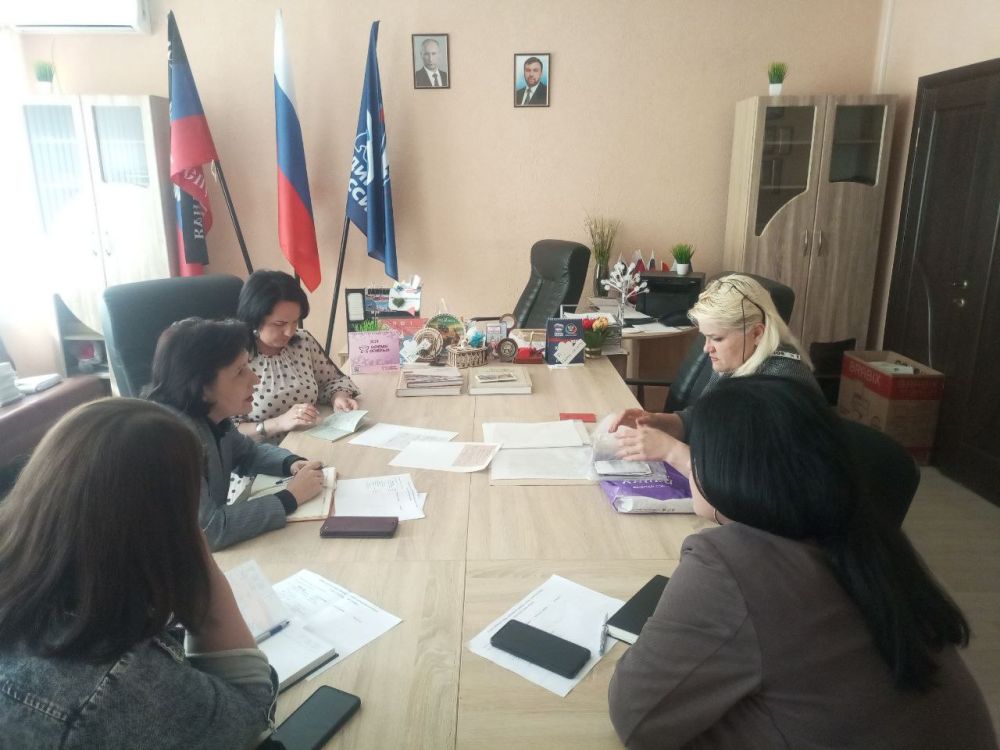 Сегодня, 25 апреля, по поручению главы ДНР, заместитель главы администрации Волновахского района по социальным вопросам Снисаренко Елена Сергеевна провела прием граждан