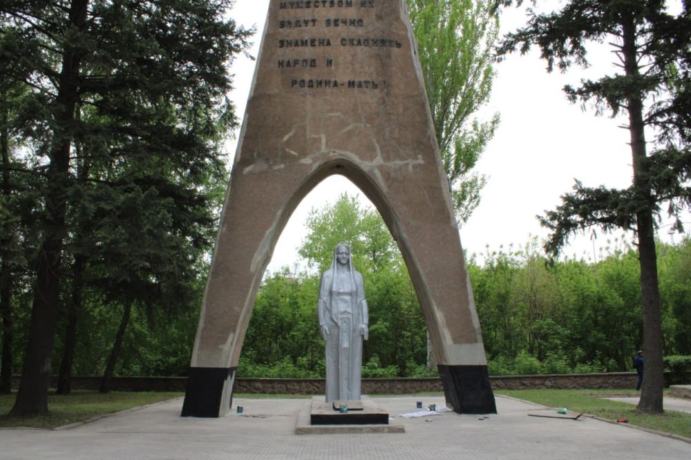 В рамках рабочей поездки в город Комсомольское глава муниципального образования Старобешевский муниципальный округ Николай Михайлов проинспектировал ход ремонтных работ Мемориального комплекса в честь советских воинов 1941-1945 гг