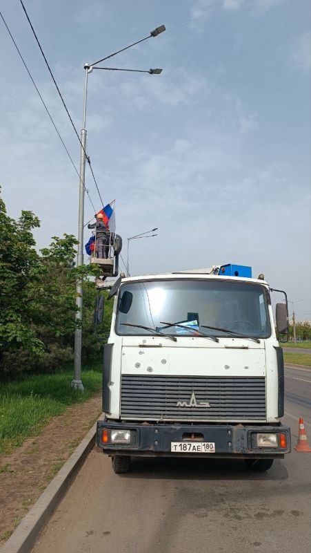 «Мариупольгорсвет» завершает украшать город к майским праздникам