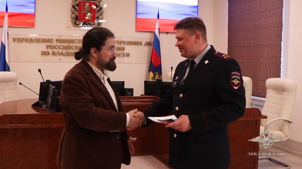 Ирина Волк: Во Владимирской области сотрудники полиции вручили российский паспорт известному композитору и пианисту из Франции