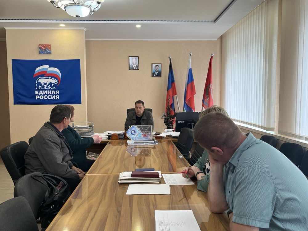 Сегодня, 26 апреля , глава муниципального образования Волновахский муниципальный округ ДНР, Константин Зинченко провел прием граждан совместно с представителями профильных управлений и отделов администрации Волновахского муниципального округа