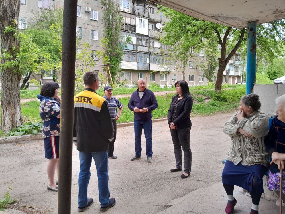 26 апреля главой администрации города Углегорска Захаровым Сергеем Валерьевичем была проведена встреча с жителями по ул. ружбы, 17
