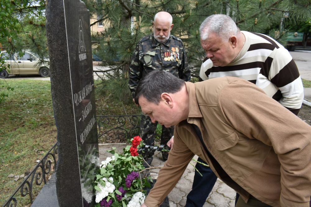 Игорь Лызов: В 38-ю годовщину страшной трагедии вместе с коллегами возложил цветы к памятнику Ликвидаторам ЧАЭС