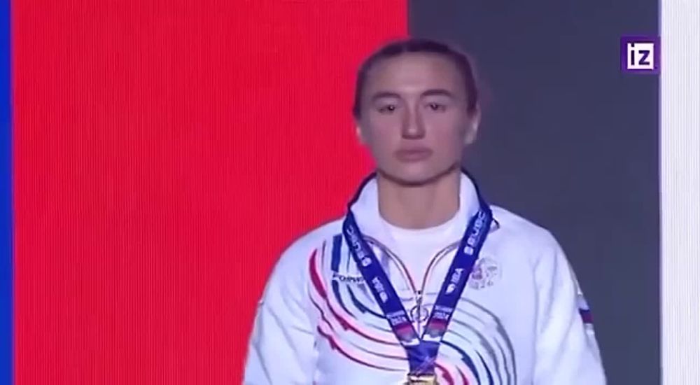 Александр Волошин: Во время награждения победительницы чемпионата Европы по боксу Юлии Чумгалаковой гимн России неожиданно прервался