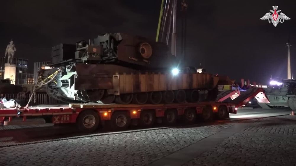 ���������� ��: �� �������� ���������� ������ �� ��������� ���� ��������� ���� M1 Abrams � ��������� ���������� ������ M1150 Assault Breacher Vehicle ������������ ���
