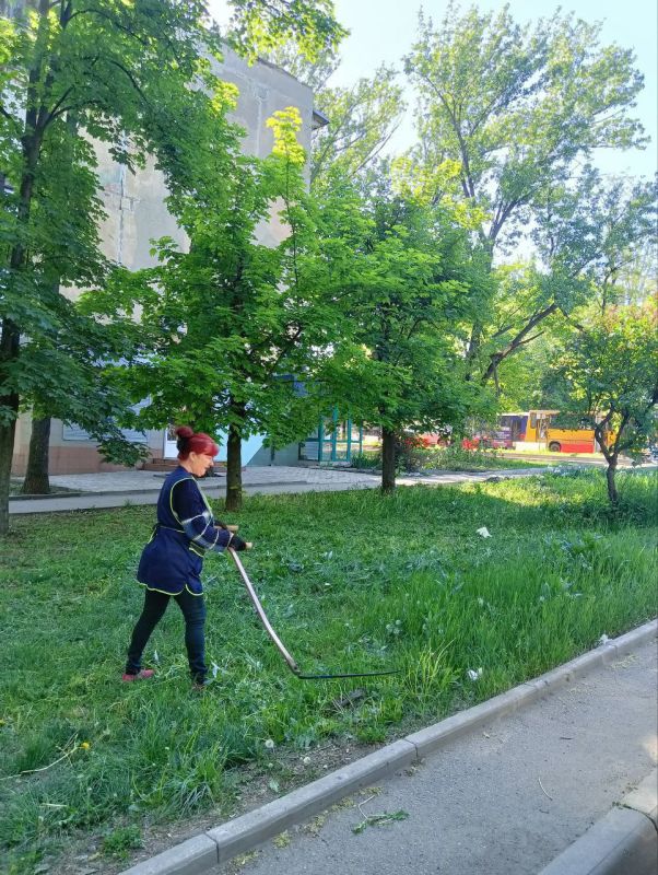 Василий Ткачук: Сегодня в Калининском районе г.Донецка сотрудниками МУП АГД "ЗЕЛЕНСТРОЙ КАЛИНИНСКОГО РАЙОНА " и МУП АГД "Управляющая компания Калининского района г.Донецка" осуществляется покос травы по пр-ту Ильича