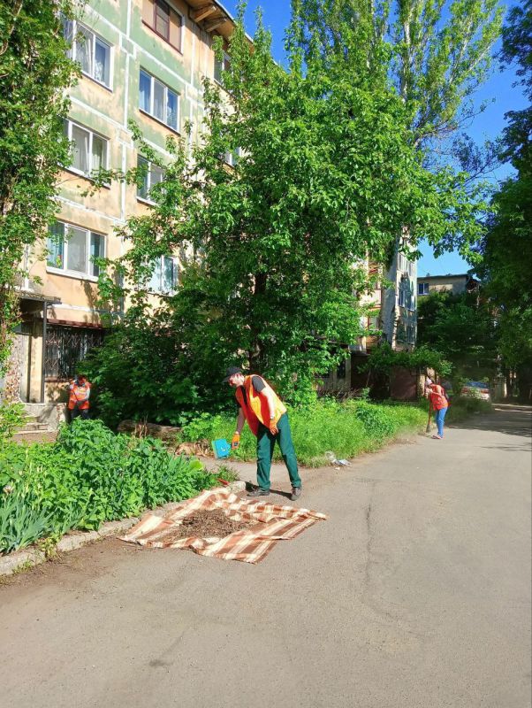 Василий Ткачук: Сегодня, в рамках проведения акции «Чистый четверг» силами МУП АГД "ЗЕЛЕНСТРОЙ КАЛИНИНСКОГО РАЙОНА", МУП...