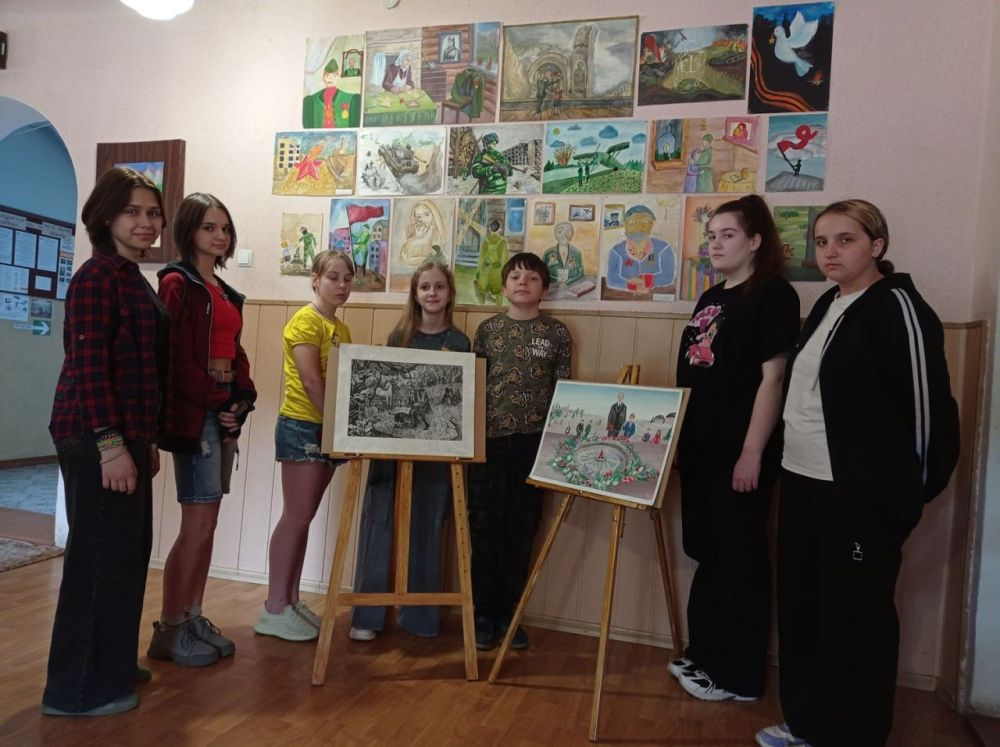 Открылась тематическая выставка рисунков «Памяти героев Победы!»