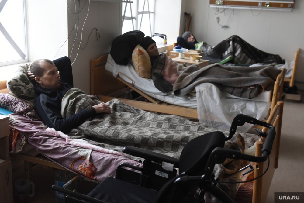 Вице-губернатор ХМАО в ДНР подарил раненым бойцам куличи