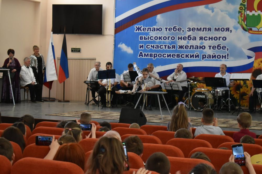 Игорь Лызов: В рамках благотворительной акции «От сердца к сердцу» Донецкого цирка «Космос», в здании администрации Амвросиевского округа состоялось развлекательное мероприятие для детей участников СВО