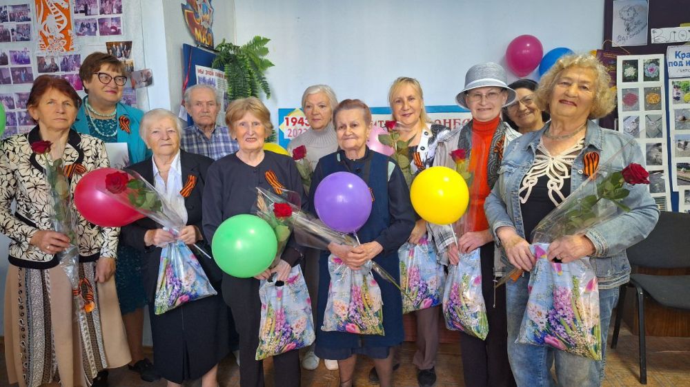 Василий Ткачук: В преддверии празднования Дня Победы ребята из МБОУ "Специализированная гуманитарная школа №95 г.Донецка" посетили Совет ветеранов Калининского района г.Донецка