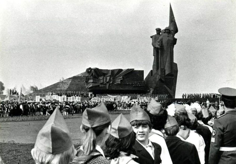 �������� ��������: � ���� ���� ����� 40 ��� �����, 8 ��� 1984 ����, � ������� ��� ������������ ������ �������������� �������� ������ �������������, ������� ������� ����� 30 ������