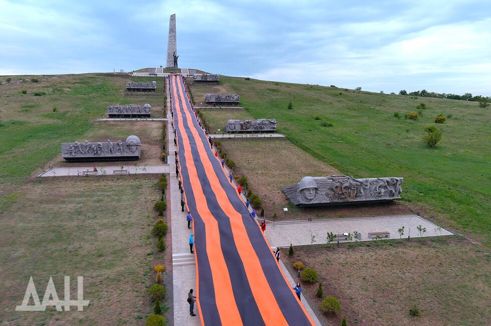 ФОТО: Активисты молодежных организаций развернули на Саур-Могиле 300-метровую георгиевскую ленту