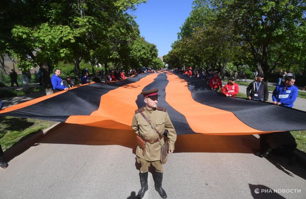 На мемориале Саур-Могила в ДНР развернули георгиевскую ленту длиной 300 метров