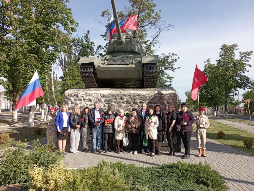 Председатель Волновахского муниципального совета Таймураз Арсоев и депутаты I созыва почтили память погибших в Великой Отечественной войне