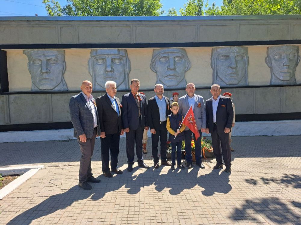 9 мая в городе Комсомольское состоялось возложение цветов к Мемориальному комплексу, посвященное 79-й годовщине Великой Победы