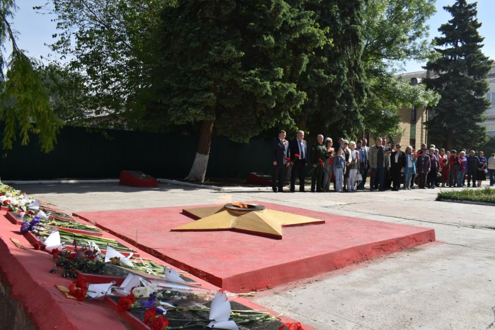 Игорь Лызов: Вместе с коллегами,депутатами муниципального совета,жителями и гостями города возложили цветы у Вечного огня