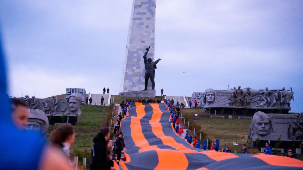 Молодежь Республики развернула 300-метровую Георгиевскую ленту на мемориале «Саур-Могила»