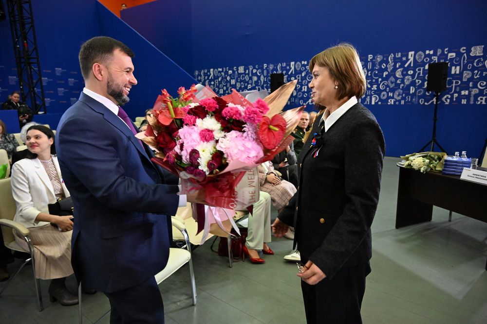 Денис Пушилин посетил презентацию второго издания книги Елены Никитиной «Вопреки»