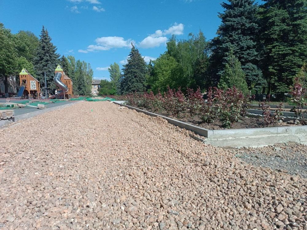 Игорь Лызов: У центральной площади Амвросиевки продолжается ремонт пешеходной дорожки