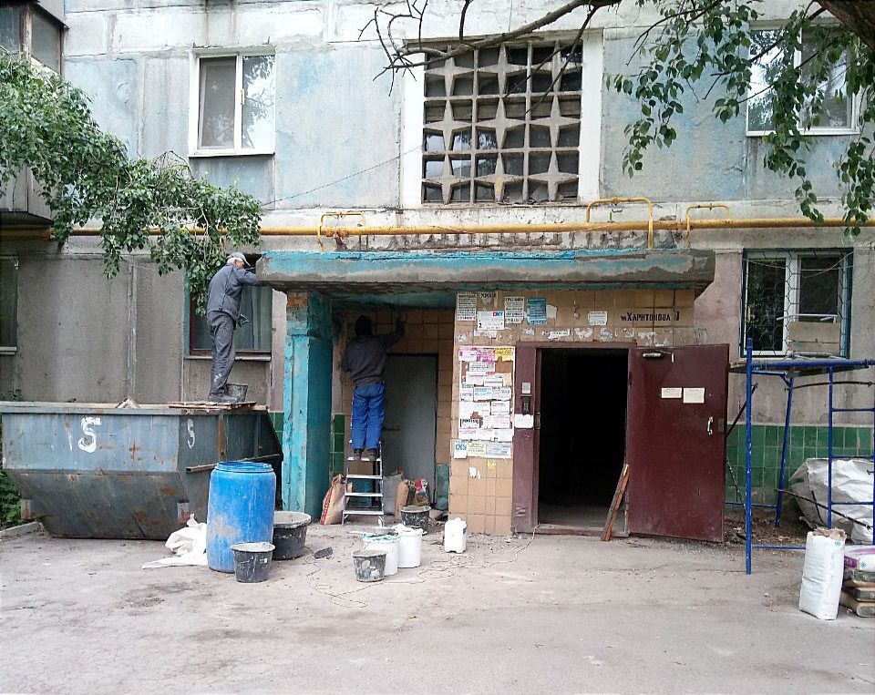 Василий Ткачук: В рамках программы по восстановлению и ремонту зданий, сооружений и инженерной инфраструктуры на территории г.Донецка на 2024 год, подрядной организацией шефа-региона г.Москвы начаты работы по ремонту козырьков по адресам: