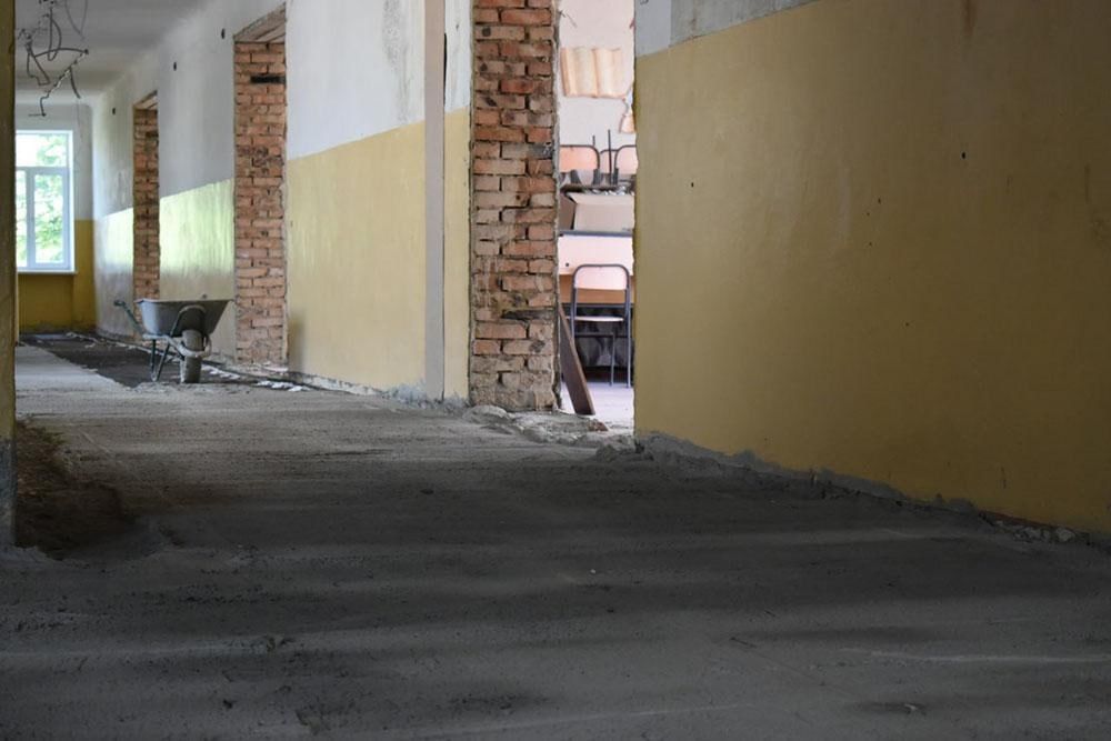 Игорь Лызов: В школе № 6 Амвросиевки приступили к заливке нового пола