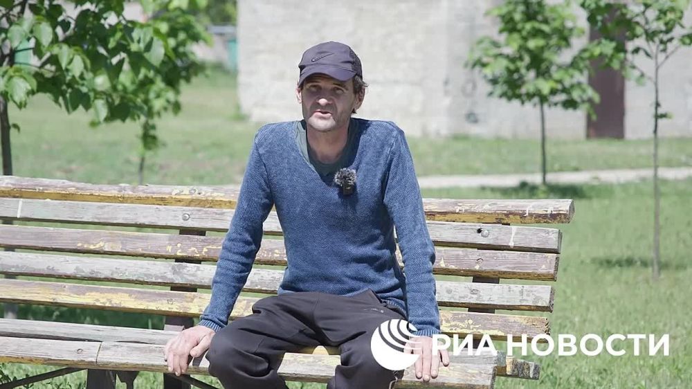 Борис Рожин: Полиция и солдаты ВСУ выносили все, что могли, из домов жителей подконтрольных Киеву территорий ДНР и сдавали в комиссионку в Очеретино, рассказал РИА Новости житель соседнего села Сергей