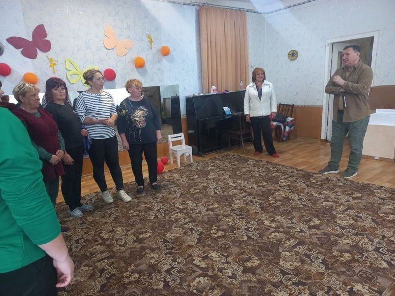 После встречи с жителями поселка глава администрации Амвросиевского муниципального округа Игорь Лызов посетил детский сад, пообщался с трудовым коллективом