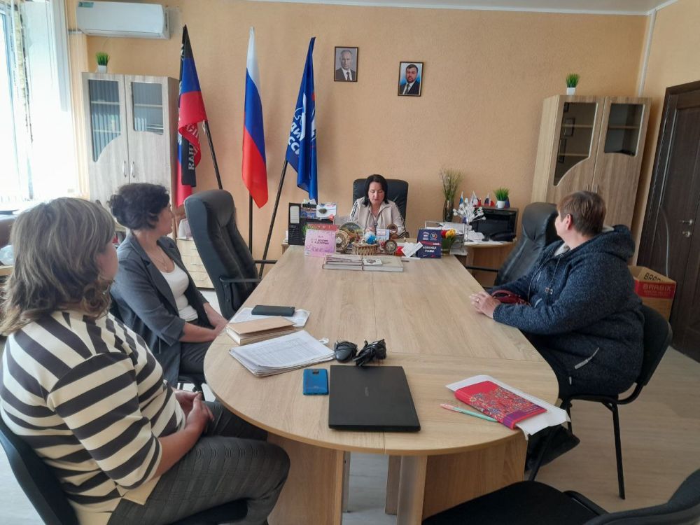 Сегодня, 16 мая, по поручению главы ДНР, заместитель главы администрации Волновахского муниципального округа по социальным вопросам Снисаренко Елена Сергеевна провела прием граждан