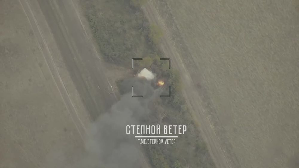 Борис Рожин: FPV-дрон самолетного типа «Молния» 137 парашютно-десантного полка выбил укропам пикап и САУ 2С1 «Гвоздика» на Северском направлении