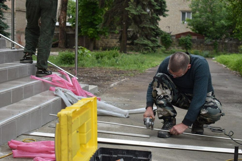 Игорь Лызов: Ученики школы № 2 Амвросиевки вскоре получат обновленный центральный вход