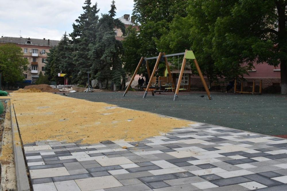 Игорь Лызов: На финишной прямой ремонт дорожек у центральной площади Амвросиевки