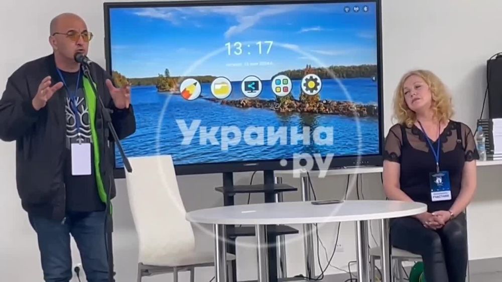 Критик Алексей Колобродов и член Общественной палаты ДНР Наталья Курянская выступают на презентации книги адвоката Сергея Беляка - «Четвертая война»