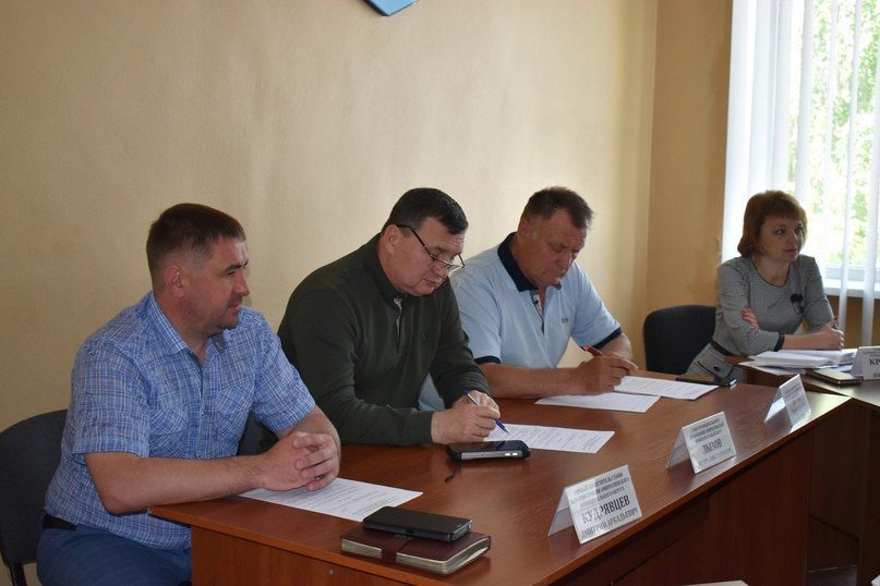 Глава Амвросиевского муниципального округа Игорь Лызов провёл аппаратное совещание с начальниками управлений, отделов, секторов администрации округа, руководителями учреждений