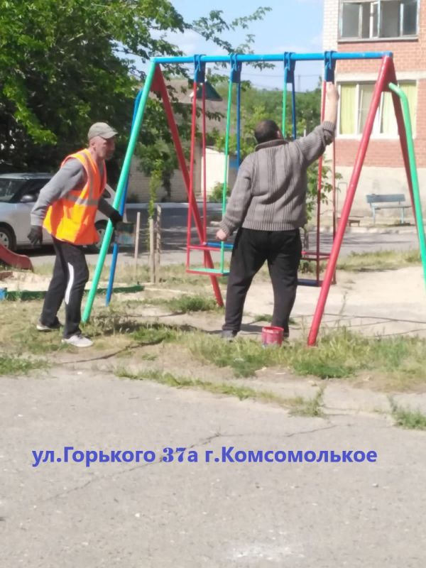 В рамках мероприятий по благоустройству в городе Комсомольское продолжаются работы по покраске детских игровых площадок