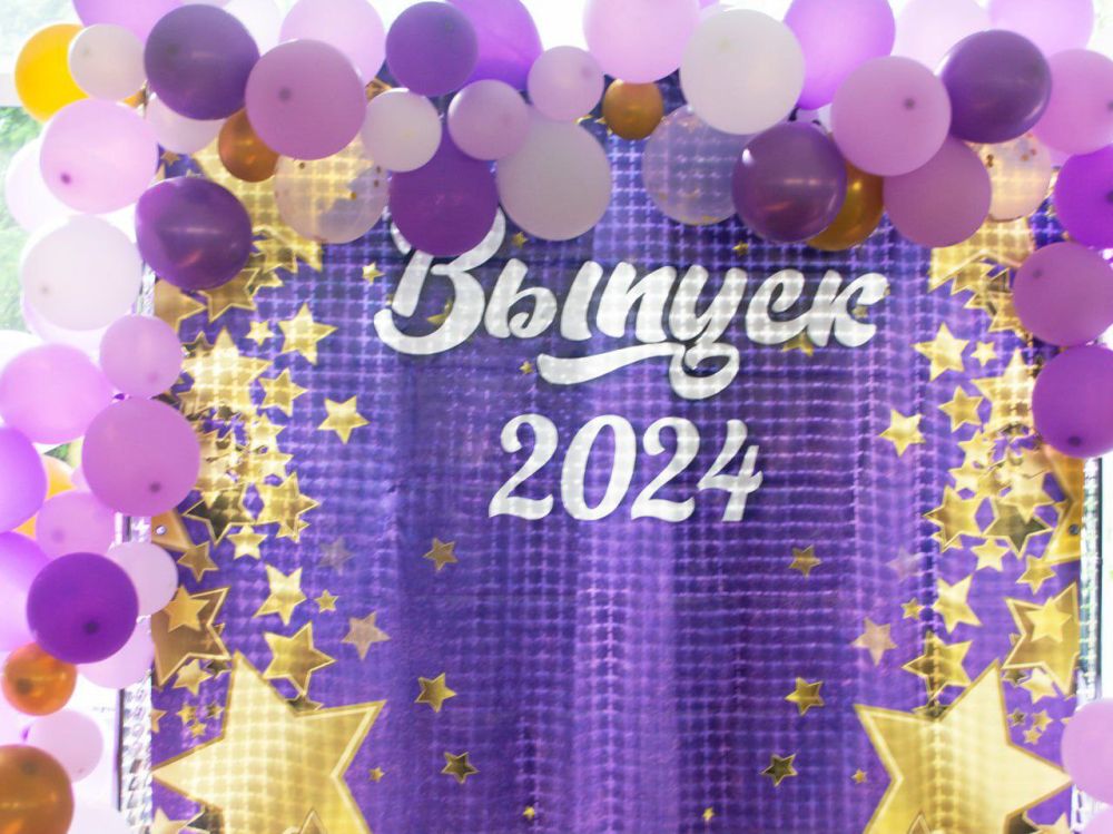 24 мая 2024 года управляющий делами Администрации городского округа Харцызск, председатель Совета женщин Харцызска Рогожина Виктория Сергеевна посетила торжественную линейку, посвященную окончанию учебного года в МБОУ «Харцызская средняя школа № 24»