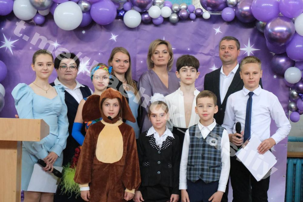 Василий Ткачук: Сегодня поздравил учащихся Муниципального Бюджетного общеобразовательного учреждения «Лицей №12 города Донецка» с Последним звонком! Это радостный и, вместе с тем, волнительный праздник окончания школы