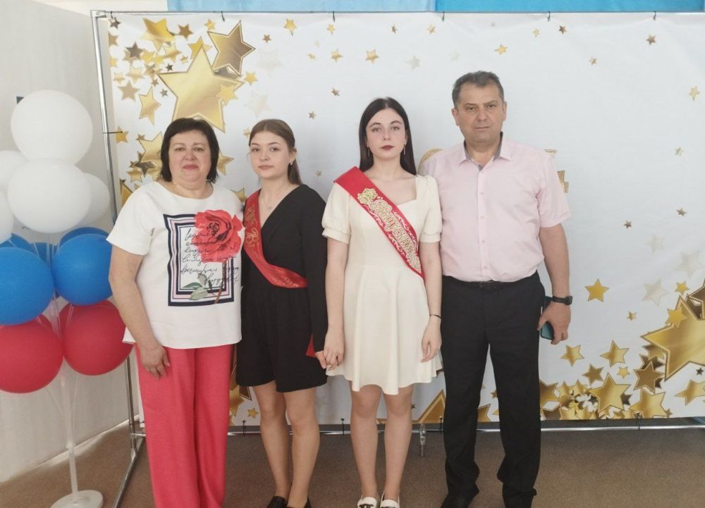 Последний звонок. Сегодня в МБОУ &quot;Ближненская школа&quot; прошла торжественная линейка, посвященная последнему звонку! Поздравил выпускниц 2024 года председатель Волновахского муниципального совета Таймураз Арсоев