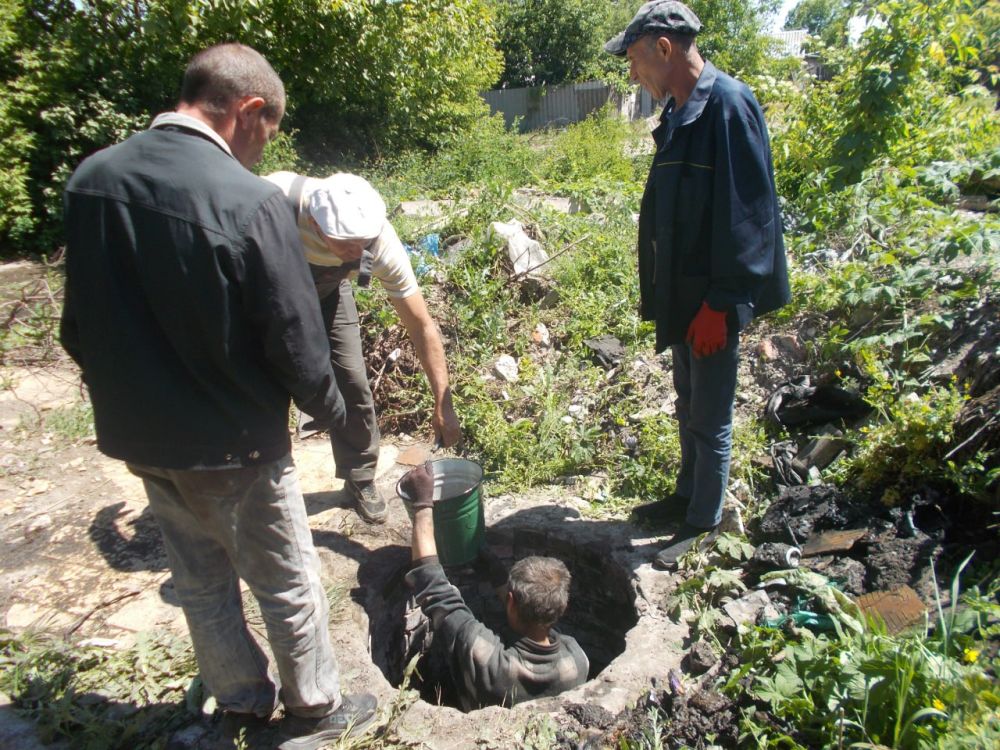 Работниками МУП «ЖРУ №6» города Углегорска 24 мая выполнялись работы: