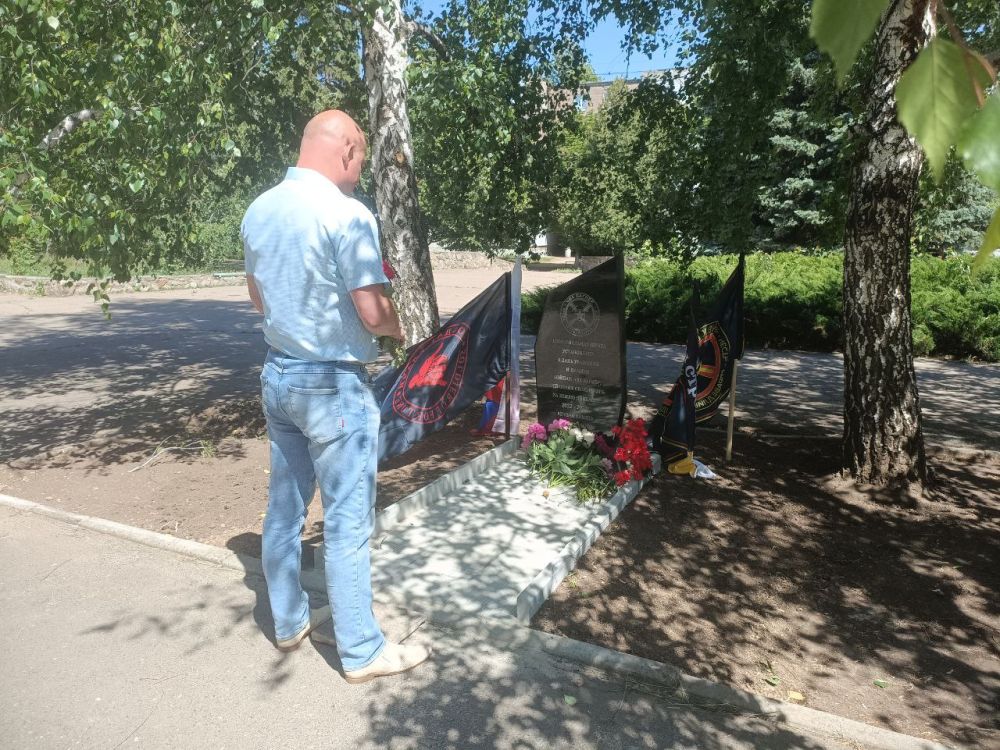 В день освобождения города Светлодарск от фашистской оккупации, у монумента воздвигнутого в честь этого события, отдал дань уважения бойцам группы Вагнера, которые сложили свои жизни в боях за город и Углегорскую ТЭС