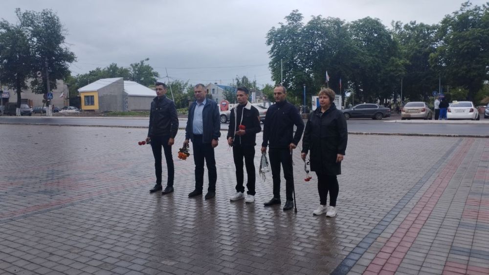 В Волновахе состоялось вложение цветов к памятнику Героя России и ДНР Владимиру Жоге