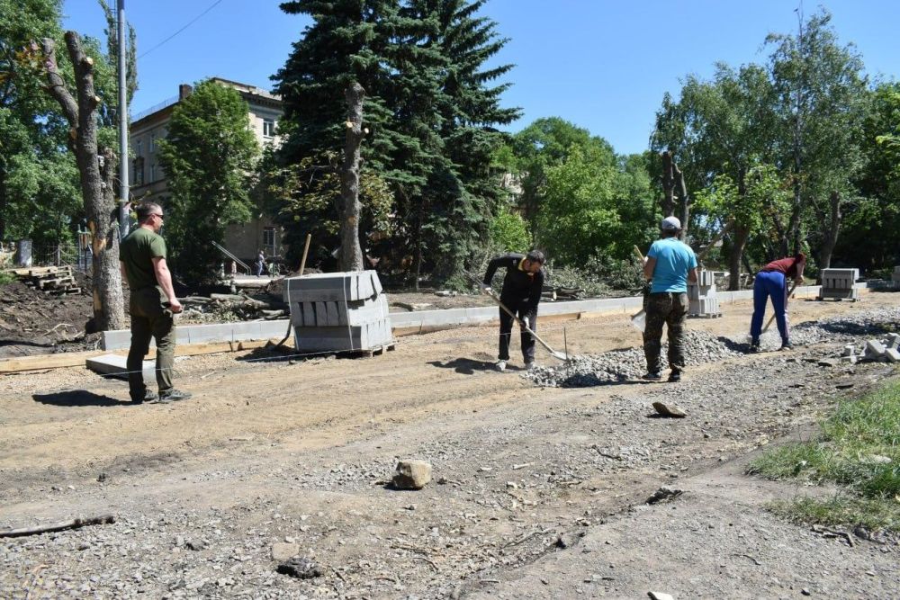 Игорь Лызов: Центральную площадь Амвросиевки продолжают благоустраивать