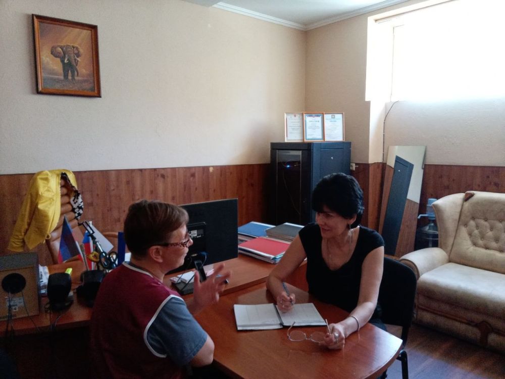 Депутат Енакиевского городского совета Донецкой Народной Республики Людмила Анатольевна Быковская провела прием граждан в администрации города Углегорска и в Региональной общественной организации «Спортинтайм» Донецкой Народной Республики