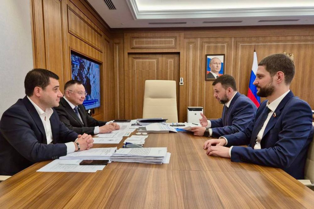 В Минстрое России состоялась рабочая встреча Министра строительства и ЖКХ РФ Ирека Файзуллина и Главы ДНР Дениса Пушилина