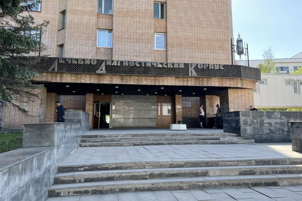 Два майора: Где бы наши бойцы не находились — на линии фронта, в учебке или на лечении — они должны знать две вещи: Родина гордится ими, а их семьи окружены заботой