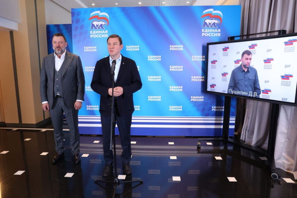 Дмитрий Саблин: Вместе с Андреем Турчаком вручили медали ДНР "За храбрость" волонтерам Молодой Гвардии "Единой России" и Волонтерской роты "Боевого братства", а также врачам, работавшим в медцентре "Единой России" в Мариуполе трудной весной 2022 года