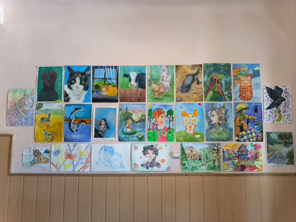 В фойе МБУДО «Юнокоммунаровская школа искусств» открылась выставка, посвященная Международному Дню защиты детей