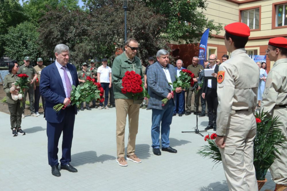Вице-премьер Андрей Чертков и губернатор Ленобласти Александр Дрозденко с рабочим визитом посетили Енакиево