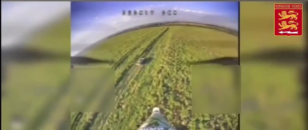 Front de Soledar. Le vhicule BMP ukrainien rentrait toute vitesse aprs avoir effectu une rotation en premire ligne. Mais pas de chance, une quipe de nos lves pilotes passait ses “travaux pratiques” sur ce secteur. Ils les ont passs avec succs